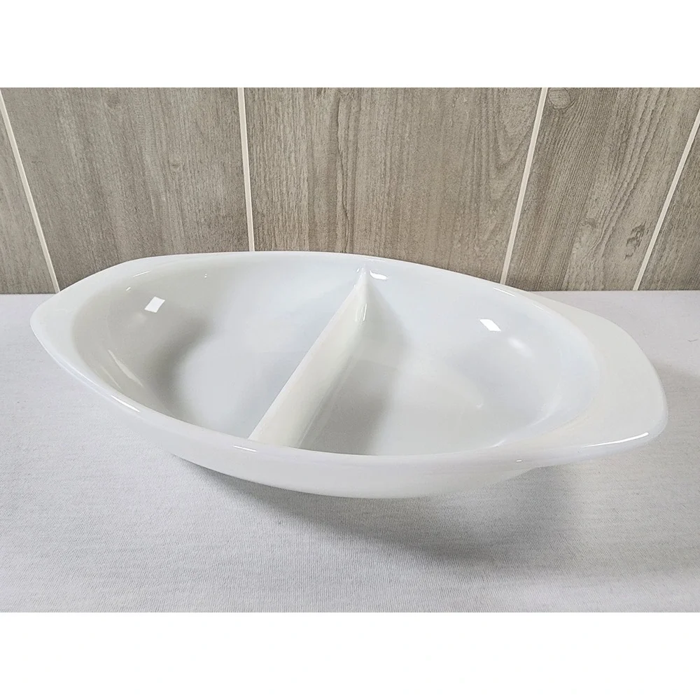 Vtg Pyrex Divided Serving Cassarole Dish 1.5 QT #1063 White Opal Milk Glass Oval